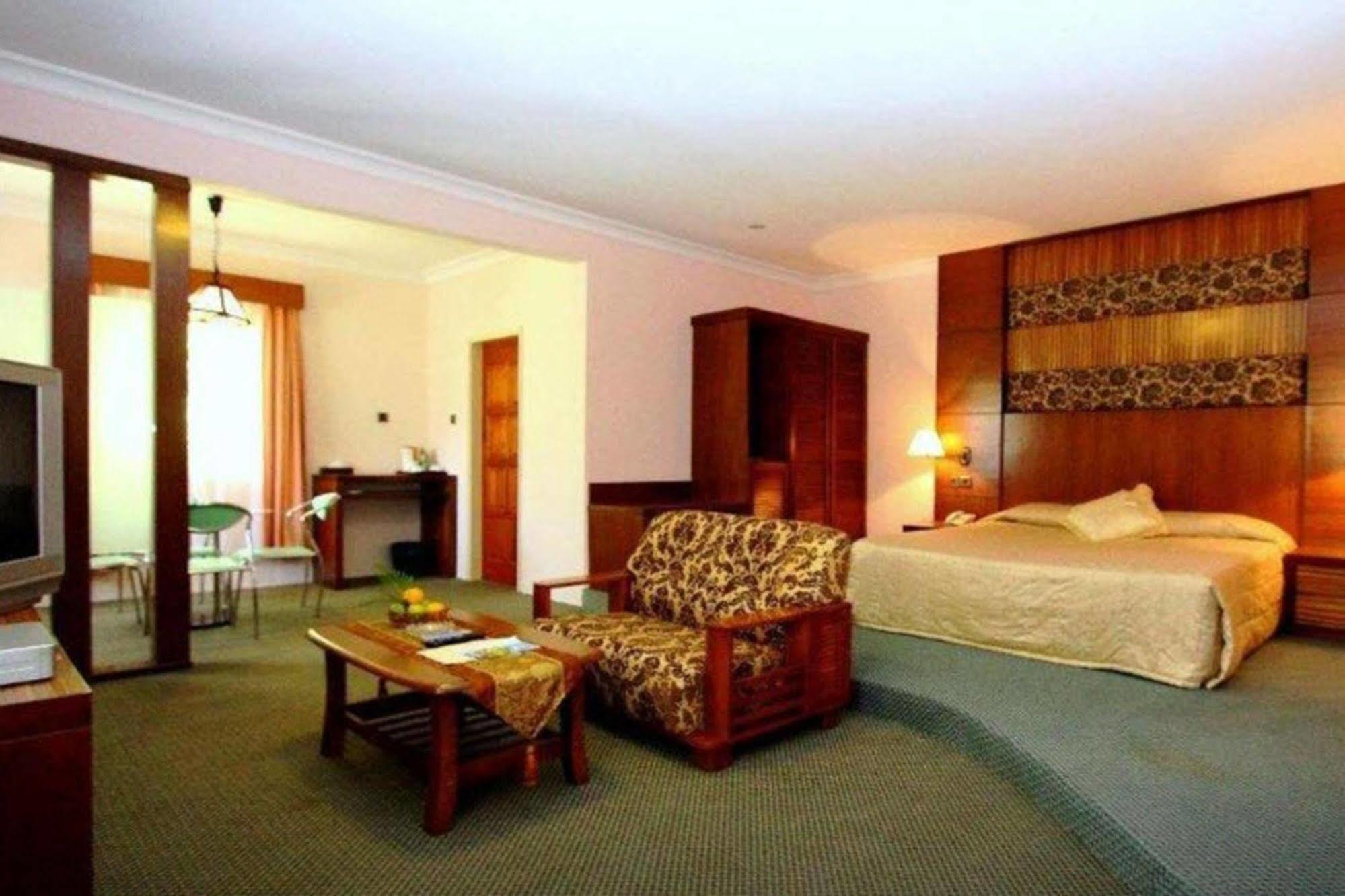 Rompin Beach Resorts Куала-Ромпин Экстерьер фото